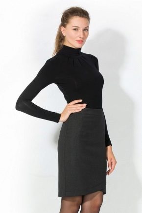 A black turtleneck is an indispensable thing for creating fashionable bows.
