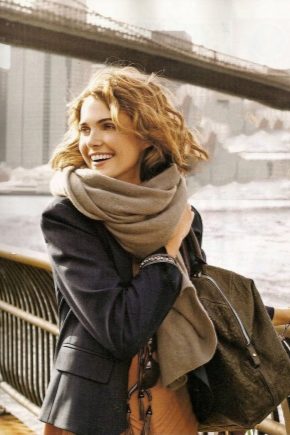 How beautiful to tie a stole on a coat?