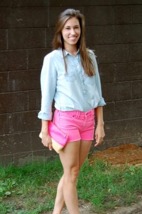 What to wear with pink shorts?