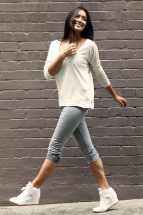 What to wear with white sneakers?