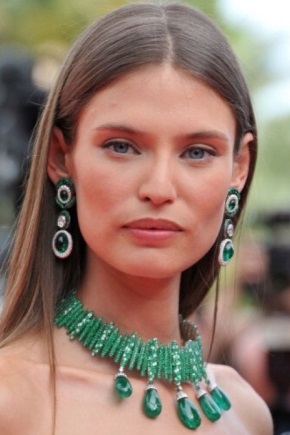 Earrings with emerald