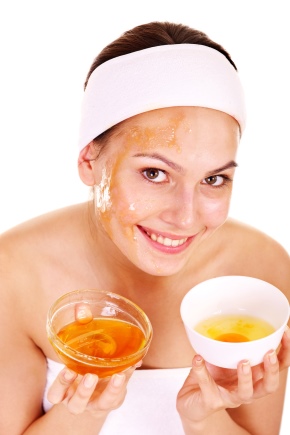 Face mask for wrinkles from honey and eggs