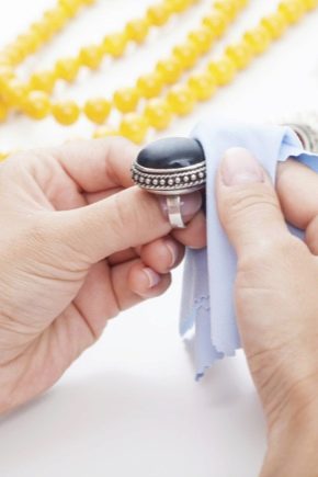 如何在家中用石头清洗银器?