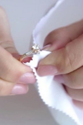 如何在家里用钻石清洗白金?