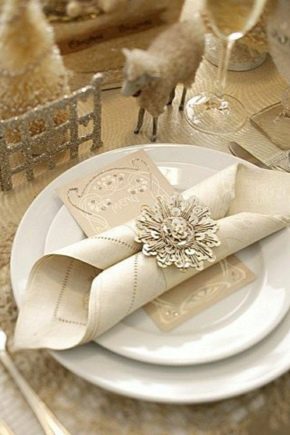 How beautiful to fold serving napkins?