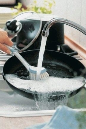 How to wash the pan from soot at home?