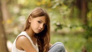 女孩牛仔裤