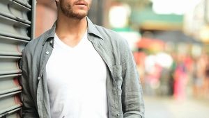 How to wear a shirt under a T-shirt?