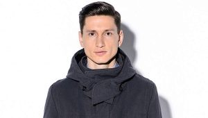 带风帽的时尚男士夹克