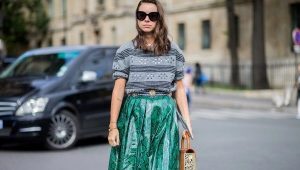 Women's striped shirt: what to wear?