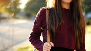 What to wear with a burgundy sweater?