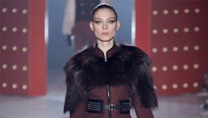 Cashmere coat with fur collar