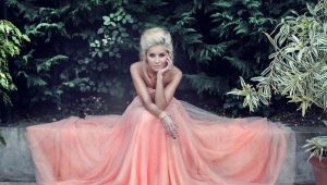 What to wear with a coral dress?