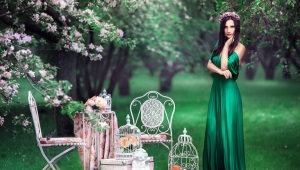 Emerald color in clothes