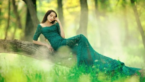 The combination of green clothes with other shades