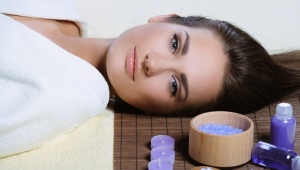 What is the difference between a facial scrub and a peeling