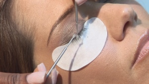 How to remove eyelashes with oil