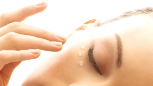 Oil for wrinkles around the eyes
