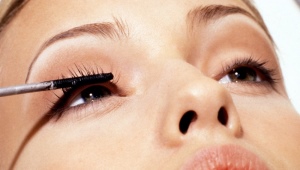 Using castor oil for eyelashes