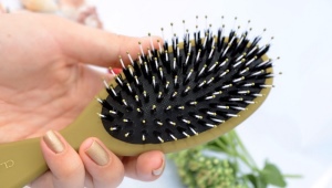 用天然刷毛梳