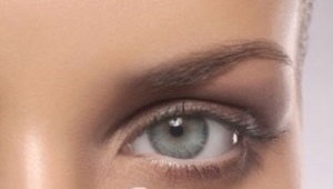 How is concealer different from foundation?