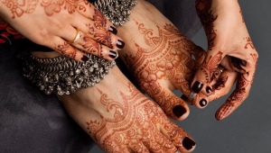 Henna drawings on the leg