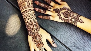Henna drawings on the hand