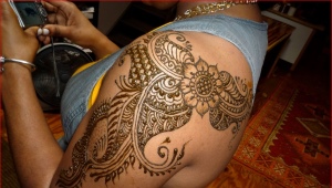 Henna drawings on the shoulder