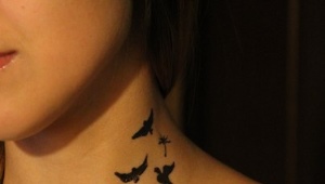 Drawings on the neck with henna