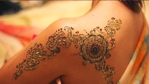 Henna painting on the body