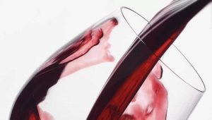 How to effectively remove red wine stains?