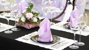How beautiful to fold napkins on the festive table?