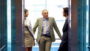 Rules of etiquette: who should be the first to enter the elevator?