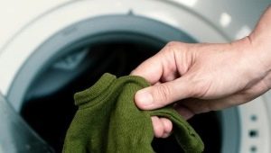 How to wash a knitted thing so that it sits down?