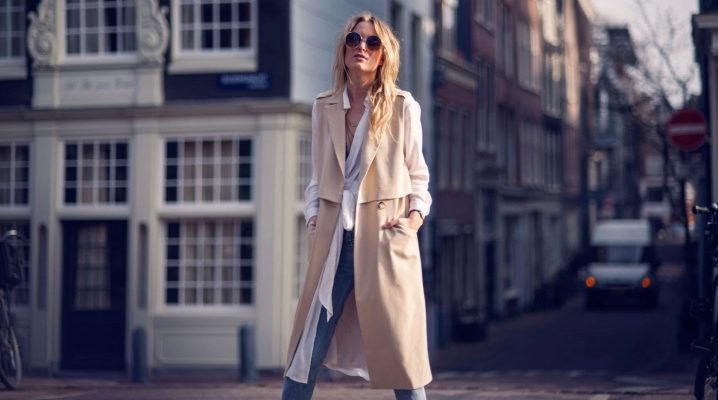 Sleeveless coat