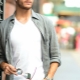 How to wear a shirt under a T-shirt?